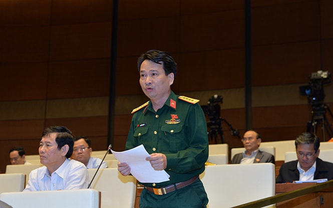 Đại biểu Nguyễn Văn Man (Đoàn Quảng Bình) tranh luận với các đại biểu về dự án Luật Lực lượng dự bị động viên.