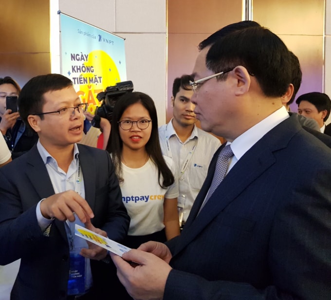 Phó Thủ tướng Vương Đình Huệ trao đổi về dịch vụ VNPT Pay