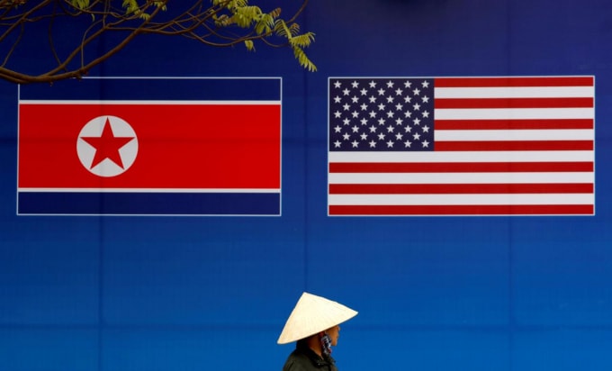 Cờ của Mỹ và Triều Tiên trong cuộc gặp hồi tháng 2 tại Hà Nội. Ảnh: Reuters