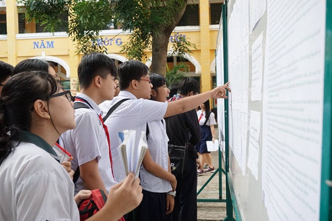 Thí sinh tra cứu thông tin tại điểm thi THPT Trưng Vương. Ảnh: Minh Nhật.