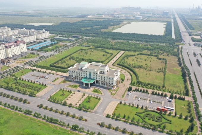 Khuôn viên nhà máy với hàng hàng cây xanh bao quanh tạo cảnh quan môi trường thân thiện