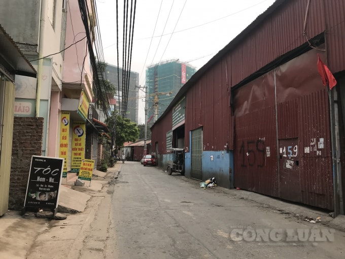 Nhà xưởng quây tôn tạm bợ, nhếch nhác mọc lên dọc đường K2 (phường Cầu Diễn) tiềm ẩn nguy cơ cháy nổ cao