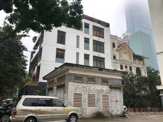 Công trình số 1 BT1, số 29 BT1, số 7 BT2 đã được cơi nới, xây dựng khác hẳn với các căn biệt thự còn lại tại KĐT Mễ Trì Hạ