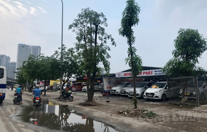 Sau những vụ cháy Gara ô tô gây thiệt hại lớn xảy ra trên địa bàn thì hiện, hàng loạt Gara ô tô tư nhân trái phép vẫn hiên ngang mọc lên dọc đường Phạm Hùng (quận Nam Từ Liêm)