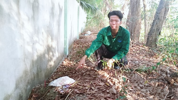 Nhân viên Nhà máy xử lý rác thải chỉ nơi chôn cất thai nhi.