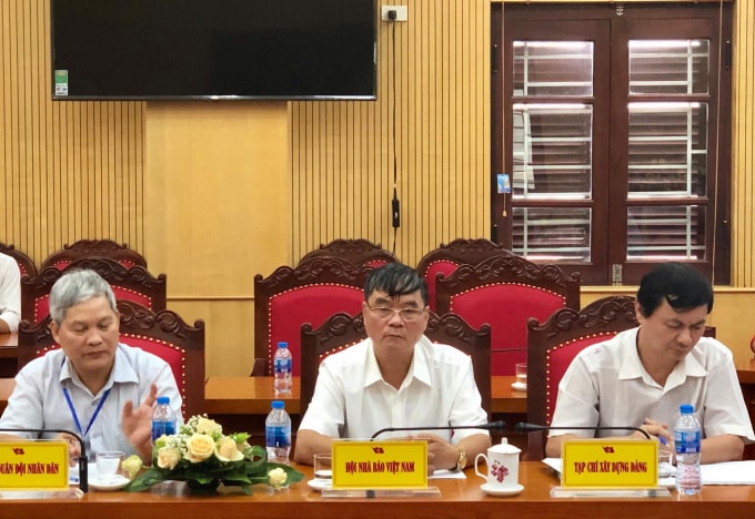 Đồng chí Phan Hữu Minh, Ủy viên Ban Thường vụ, Trưởng Ban Kiểm tra Hội Nhà báo Việt Nam cùng các đại biểu tham dự hội thảo.
