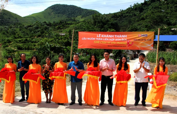 Đại diện Ngân hàng Nhà nước tỉnh Sơn La, UBND xã Mường Cơi và Ngân hàng SHB cắt băng khánh thành Cầu ngầm tràn liên hợp Bản Ếch.