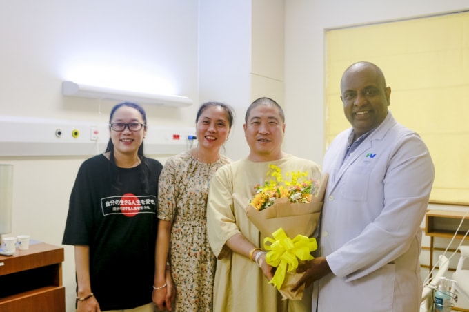Bác sĩ Mahendran (bên phải) cùng bệnh nhân và gia đình sau khi hoàn thành điều trị.