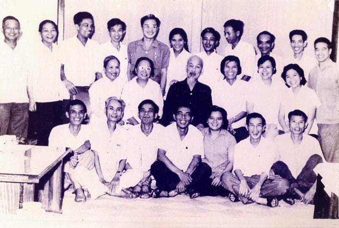 Bà Xuân Phượng (thứ 3 từ phải qua) chụp ảnh với Bác Hồ, năm 1967.