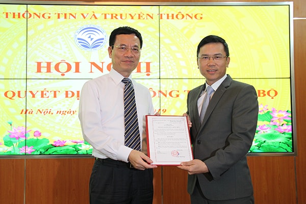Bộ trưởng TT&TT Nguyễn Mạnh Hùng trao quyết định bổ nhiệm cho ông Phạm Anh Tuấn. Ảnh: Vietnamnet