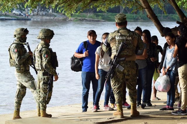 Quân đội Mexico tiến hành điều tra những người nhập cư. Ảnh: Reuters