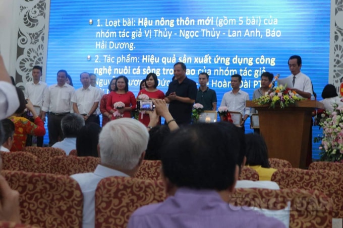 Bí thư Tỉnh uỷ Nguyễn Mạnh Hiển trao thưởng cho tác phẩm đoạt giải A năm 2018.