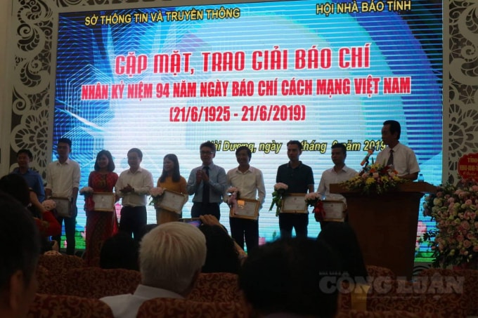 Niềm vui của những tác giả đạt giải.