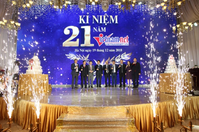 Bộ trưởng Bộ TT&TT Nguyễn Mạnh Hùng và BBT báo VietNamNet tại lễ kỷ niệm 21 năm thành lập.