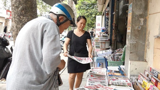 Sạp báo trên phố Phan Huy Chú, Hoàn Kiếm, Hà Nội.