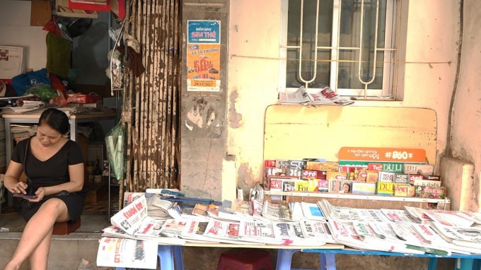 Việc thay đổi thói quen đọc tin tức của độc giả đã khiến các sạp báo ngày càng vắng bóng.