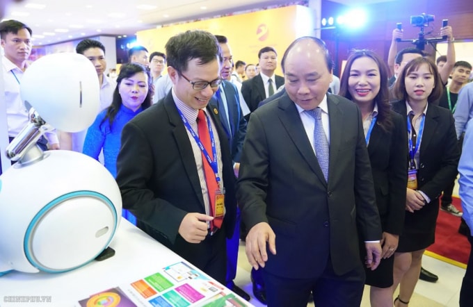 Thủ tướng Nguyễn Xuân Phúc và các đại biểu tham quan Triển lãm công nghệ Việt Nam.