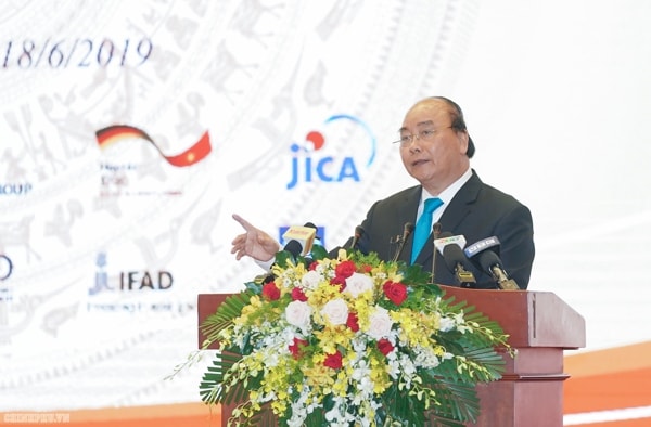 Thủ tướng Nguyễn Xuân Phúc phát biểu tại hội nghị đánh giá kết quả hai năm triển khai thực hiện Nghị quyết 120/CP của Chính phủ. Ảnh: VGP