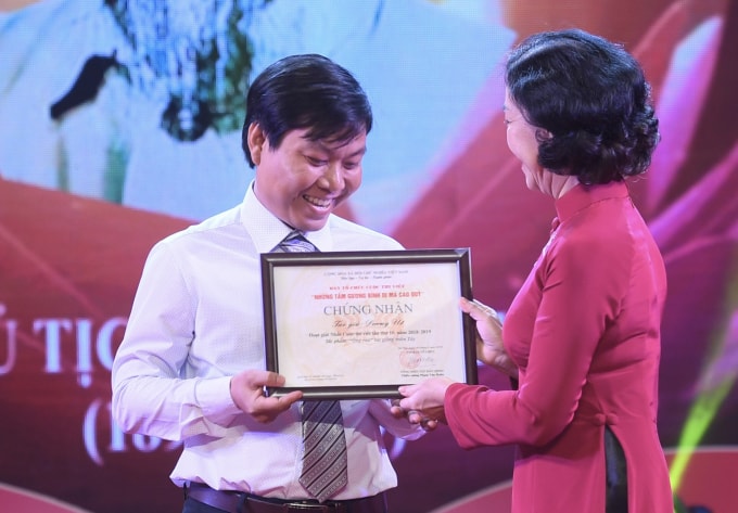 Nhà báo Dương Út nhận giải Nhất Cuộc thi “Những tấm gương binh dị mà cao quý” lần thứ 10 (Ảnh: NVCC)