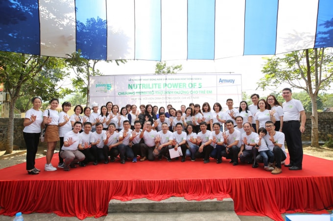 Tập thể đối tác và nhân viên đồng hành cùng Amway Việt Nam trong những dự án thiện nguyện, giúp đỡ cộng đồng.