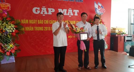 Đồng chí Phan Hữu Minh - Ủy viên Ban Thường vụ, Trưởng Ban Kiểm tra Hội Nhà báo Việt Nam trao Kỷ niệm chương Vì sự nghiệp Báo chí Việt Nam cho một số lãnh đạo ngành của tỉnh Bắc Giang. Ảnh: PV