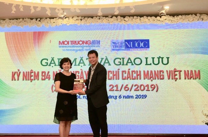TS. Đồng Xuân Thụ - Tổng Biên tập Tạp chí Môi trường và Đô thị Việt Nam trao 10 cuốn sách cho bà Trần Kim Hoa – Giám đốc Bảo tàng Báo chí Việt Nam. Ảnh: Hoàng Huy