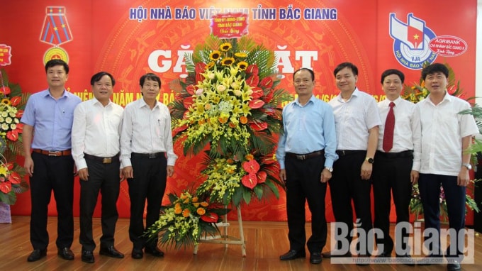Đồng chí Lại Thanh Sơn - Phó Chủ tịch Thường trực UBND tỉnh Bắc Giang tặng hoa chúc mừng các nhà báo trong tỉnh nhân Kỷ niệm 94 năm Ngày Báo chí Cách mạng Việt Nam. Ảnh: Báo Bacgiang