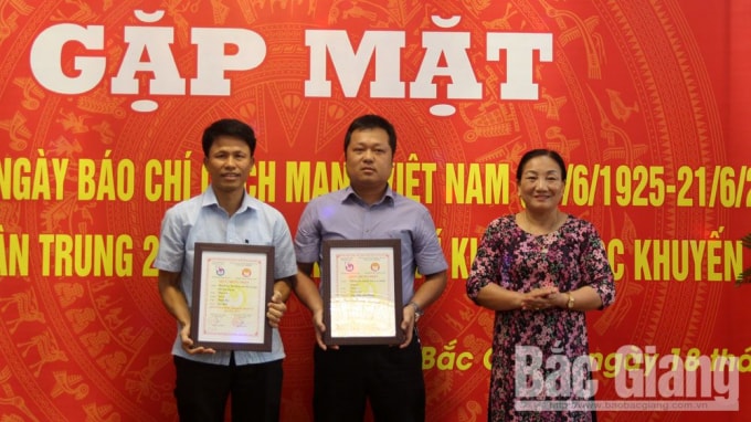 Đại diện lãnh đạo Hội Khuyến học tỉnh Bắc Giang trao A - Giải Báo chí về chủ đề