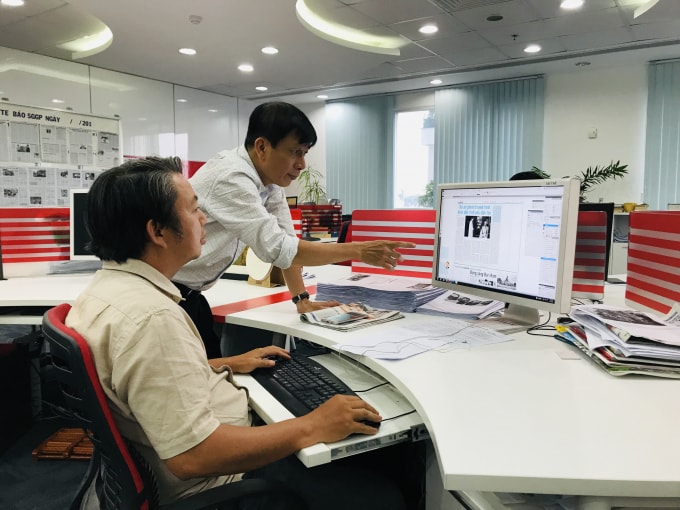 Nhà báo Nguyễn Khắc Văn đang chỉ đạo công tác Thư ký tòa soạn.
