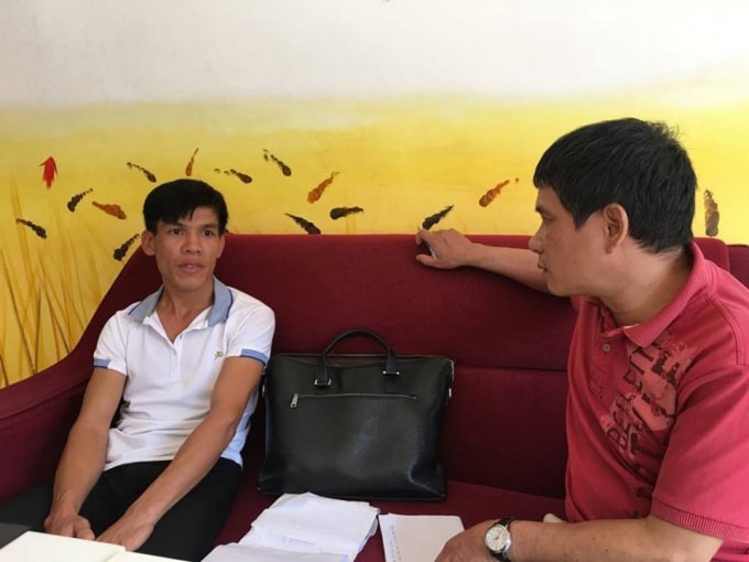 Phóng viên làm việc với bạn đọc cung cấp nguồn tin.