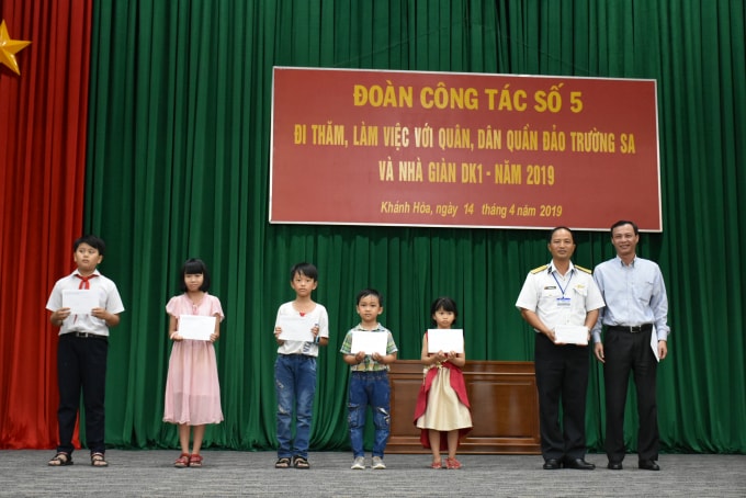 Ông Lương Thanh Nghị, Phó Chủ nhiệm Ủy ban Nhà nước về người Việt Nam ở nước ngoài trao học bổng cho con em chiến sĩ làm nhiệm vụ ở Trường Sa.