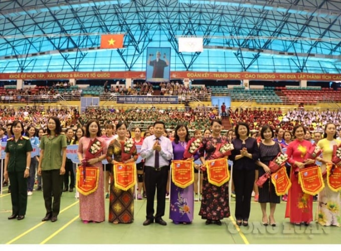 Phó Chủ tịch nước Đặng Thị Ngọc Thịnh và một số cán bộ của Trung ương và tỉnh bắc Ninh tại Liên hoan