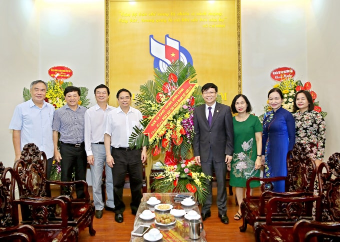Đồng chí Phạm Minh Chính, Ủy viên Bộ Chính trị, Bí thư Trung ương Đảng, Trưởng Ban Tổ chức Trung ương đã đến tặng hoa và chúc mừng cán bộ, hội viên Hội Nhà báo Việt Nam. Ảnh: Sơn Hải