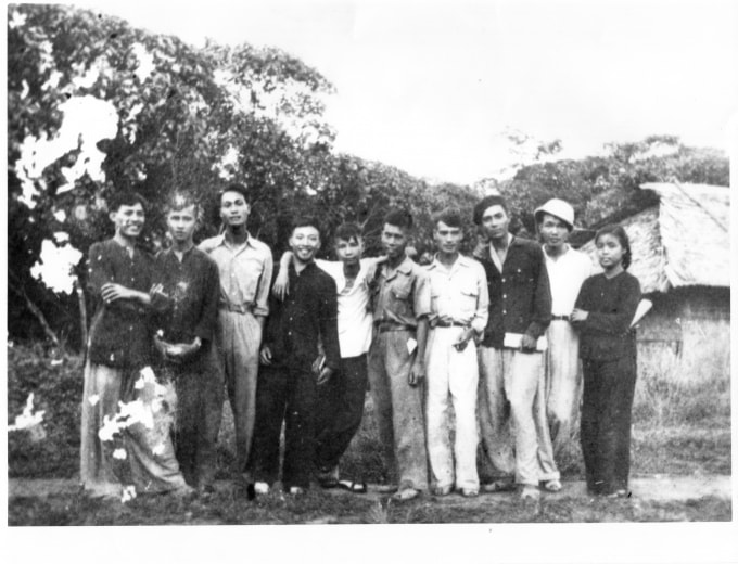 Nhóm học viên Trường dạy làm báo Huỳnh Thúc Kháng, năm 1949 (Nhà báo Mai Cương đứng ngoài cùng bên phải). Nguồn: Bảo tàng Báo chí Việt Nam.