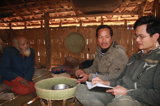 Tác nghiệp nơi bìa rừng, đến với dân bằng sự đam mê vượt khó của nghề là một trong những phẩm chất của “Nhà báo vùng cao” (nhà báo Xuân Tuấn – Một trong những người được mệnh danh “Nhà báo vùng cao” đang tác nghiệp với người Ma Coong tại miền Tây Quảng Bình).