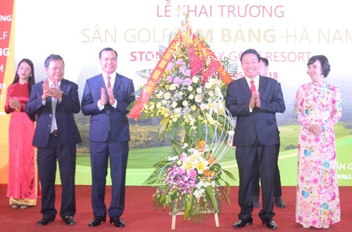 Bí thư Tỉnh ủy Nguyễn Đình Khang và Chủ tịch UBND tỉnh Nguyễn Xuân Đông tặng hoa chúc mừng tại lễ ra mắt sân golf Kim Bảng. Ảnh: hanam.gov