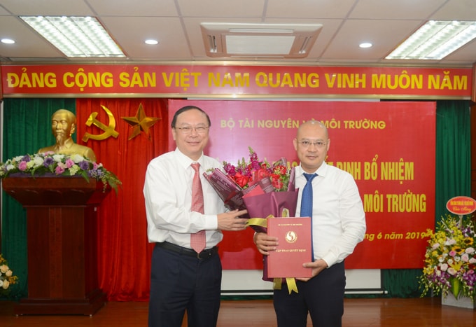 Thứ trưởng Bộ TN&MT Lê Công Thành (trái) trao Quyết định của Bộ trưởng Bộ TN&MT bổ nhiệm ông Hoàng Mạnh Hà giữ chức vụ Tổng Biên tập Báo Tài nguyên và Môi trường. Ảnh: PV