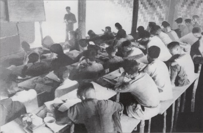 Các học viên Trường dạy làm báo Huỳnh Thúc Kháng trong giờ học. Nguồn: Bảo tàng Báo chí Việt Nam.