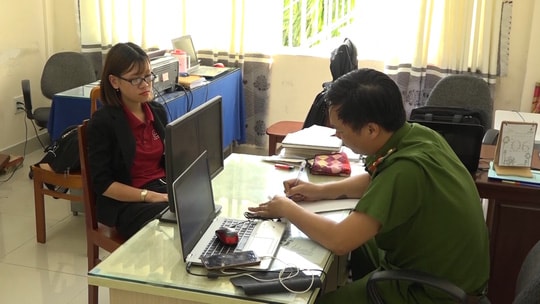 Bà Nguyễn Huỳnh Tú Trinh làm việc tại Công an thị xã Phú Mỹ