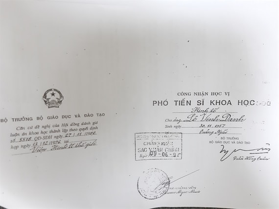 Bằng cấp của ông Danh ghi rõ sinh năm 1957