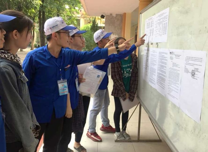 Thanh niên tình nguyện Hà Tĩnh hướng dẫn thí sinh xem số báo danh và sơ đồ phòng thi.