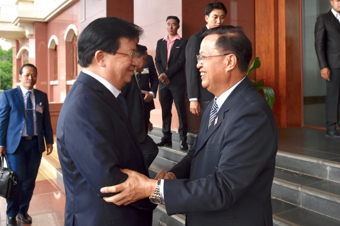 Chiều cùng ngày, Phó Thủ tướng Trịnh Đình Dũng đã làm việc với Phó Chủ tịch Quốc hội Lào Somphanh Phengkhammy về Dự án xây nhà Quốc hội mới của Lào, đồng thời đi khảo sát hiện trường Dự án. Ảnh: VGP