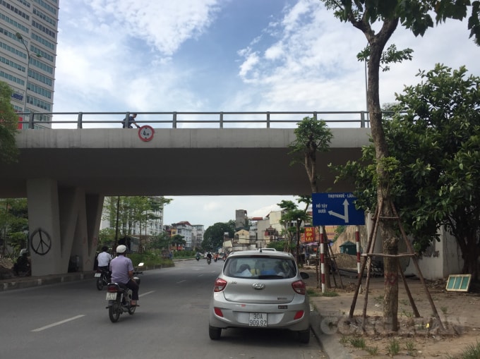 Vỉa hè, lòng đường khu vực cầu vượt Hoàng Hoa Thám - Văn Cao (quận Tây Hồ) bị bủa vây bởi rác thải
