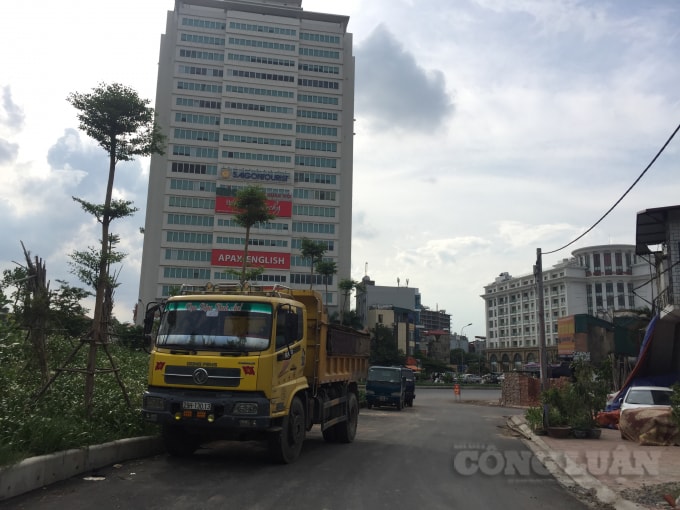 Các loại phương tiện được để tràn lan trên dải phân cách, dưới lòng đường nhưng không hề bị lực lượng chức năng xử lý...?