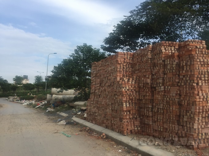 Nhiều khu vực vỉa hè còn trở thành nơi tập kết gạch đá, cát sỏi