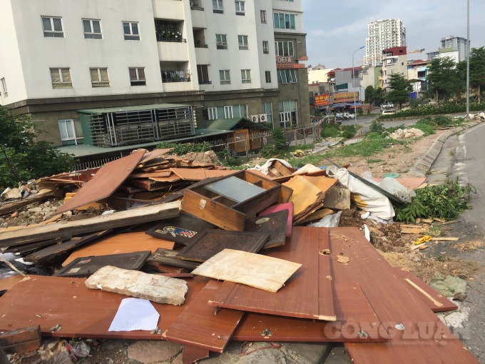 Những đồ gỗ cũ, hỏng được vứt tràn lan trên phần vỉa hè