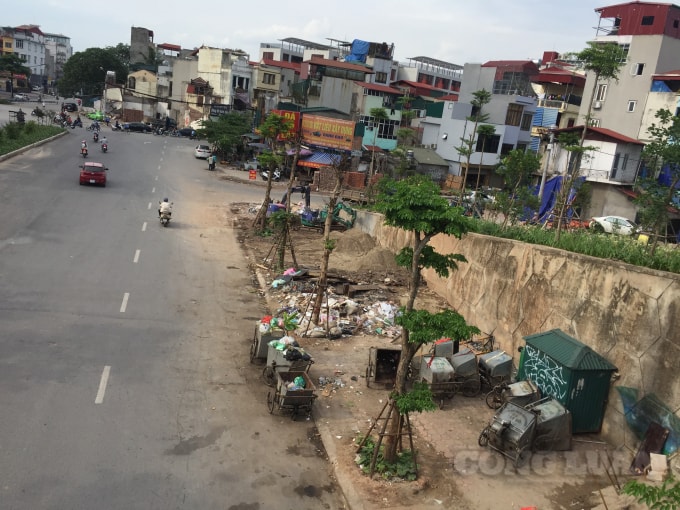 Thông tin từ người dân sống tại đây cho biết, những đống rác lớn xuất hiện khắp nơi, bốc mùi hôi thối gây ô nhiễm môi trường, mất mỹ quan đô thị