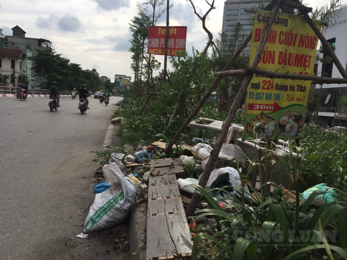 Ngay cả khu vực vỉa hè đã được trồng hoa cũng bị những đối tượng vô ý thức vứt đầy rác