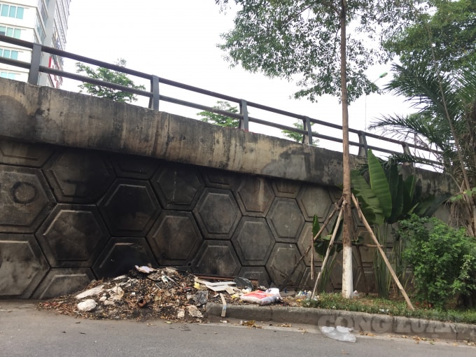 Thậm chí chân cầu vượt còn trở thành nơi đốt rác, ảnh hưởng nghiêm trọng đến kết cấu cây cầu