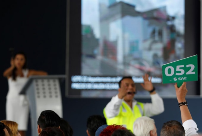 Phiên đấu giá ngày 23/6. Ảnh: Reuters